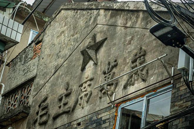 探索小巷隐藏宝藏，一家特色小店的最新消息英语揭秘