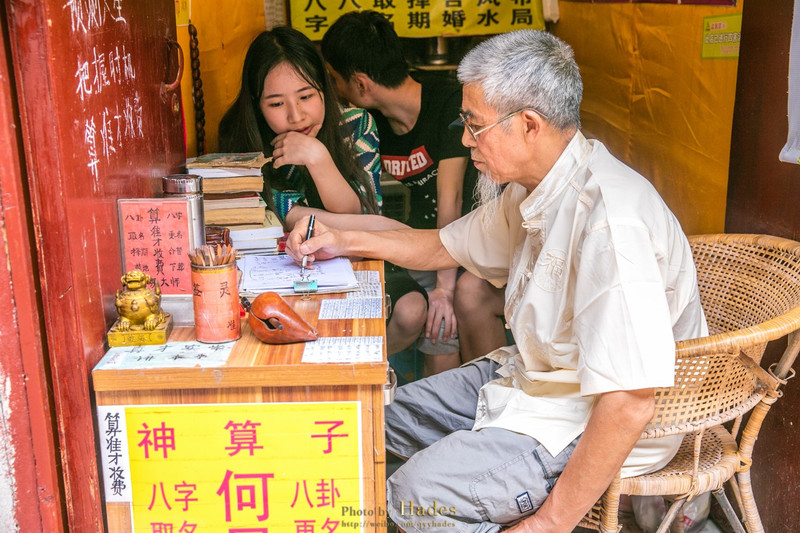 小巷深处的神秘小店,最新猜人游戏火热进行中