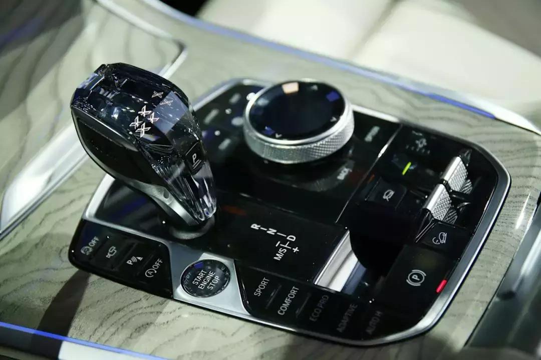 宝马最新版重磅登场，奢华与性能的完美融合！