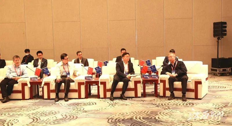 联通最新海报，时代脉搏与通信革新的交融