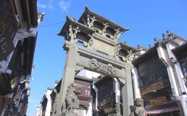 中国最新阅兵盛典与巷弄深处的特色小店探秘