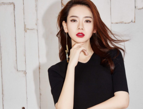 戚薇长发新照曝光,隐藏小巷中的魅力四溢