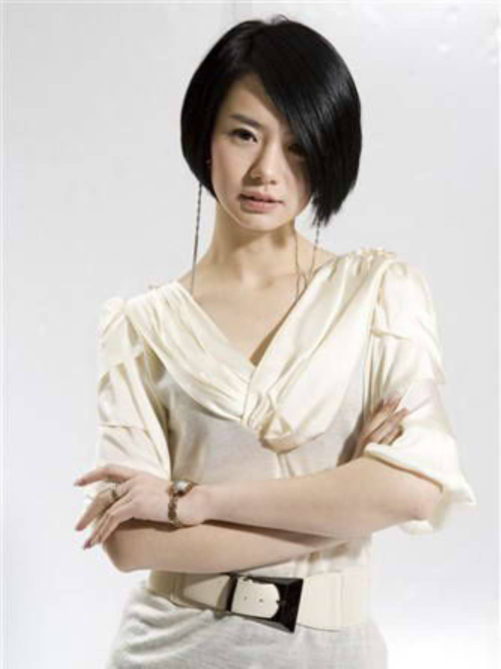 戚薇长发新照曝光,隐藏小巷中的魅力四溢