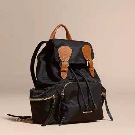 巴宝莉最新款包包,自然美景探险之旅的时尚选择