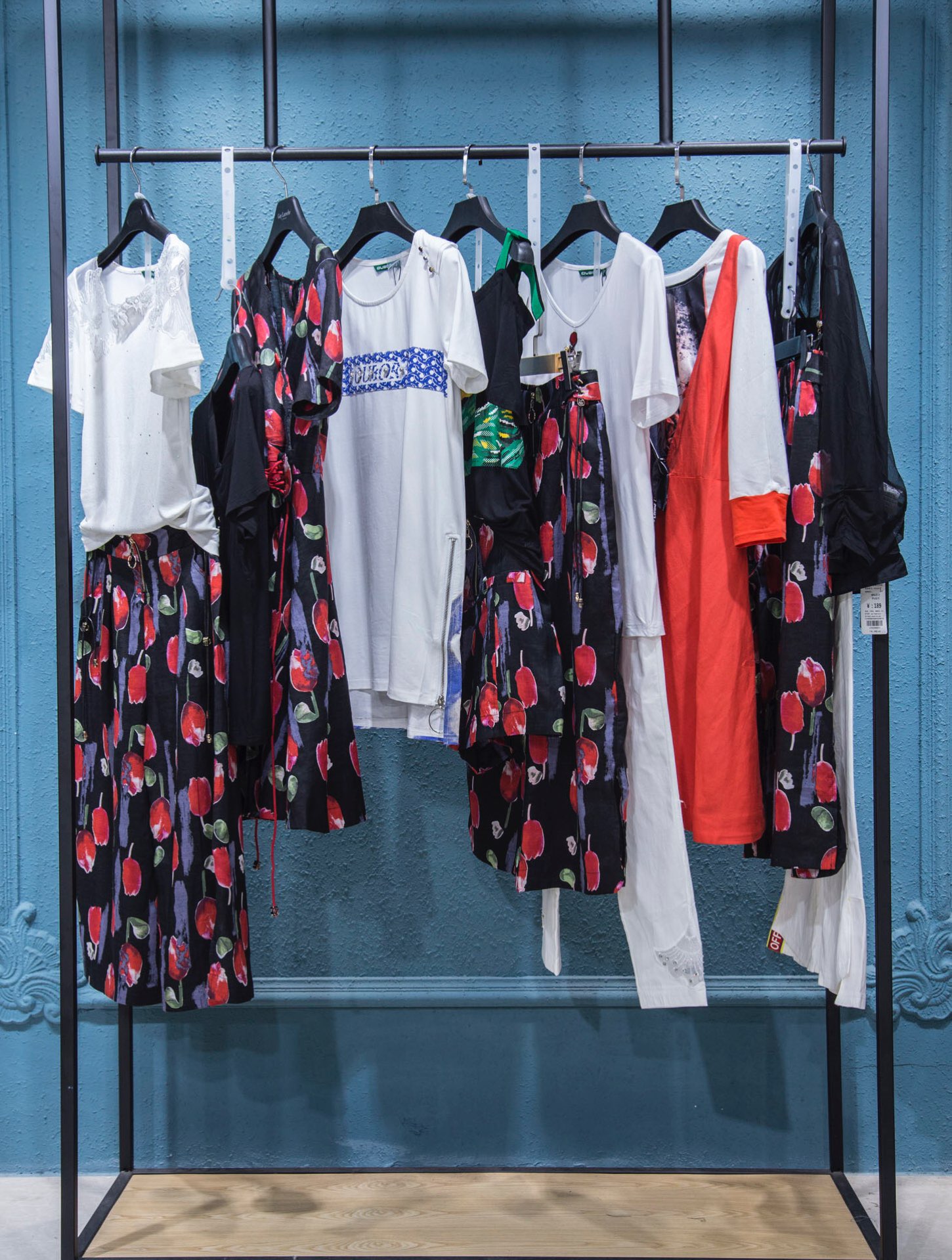 最新服装批发,友情色彩与时尚之旅启动