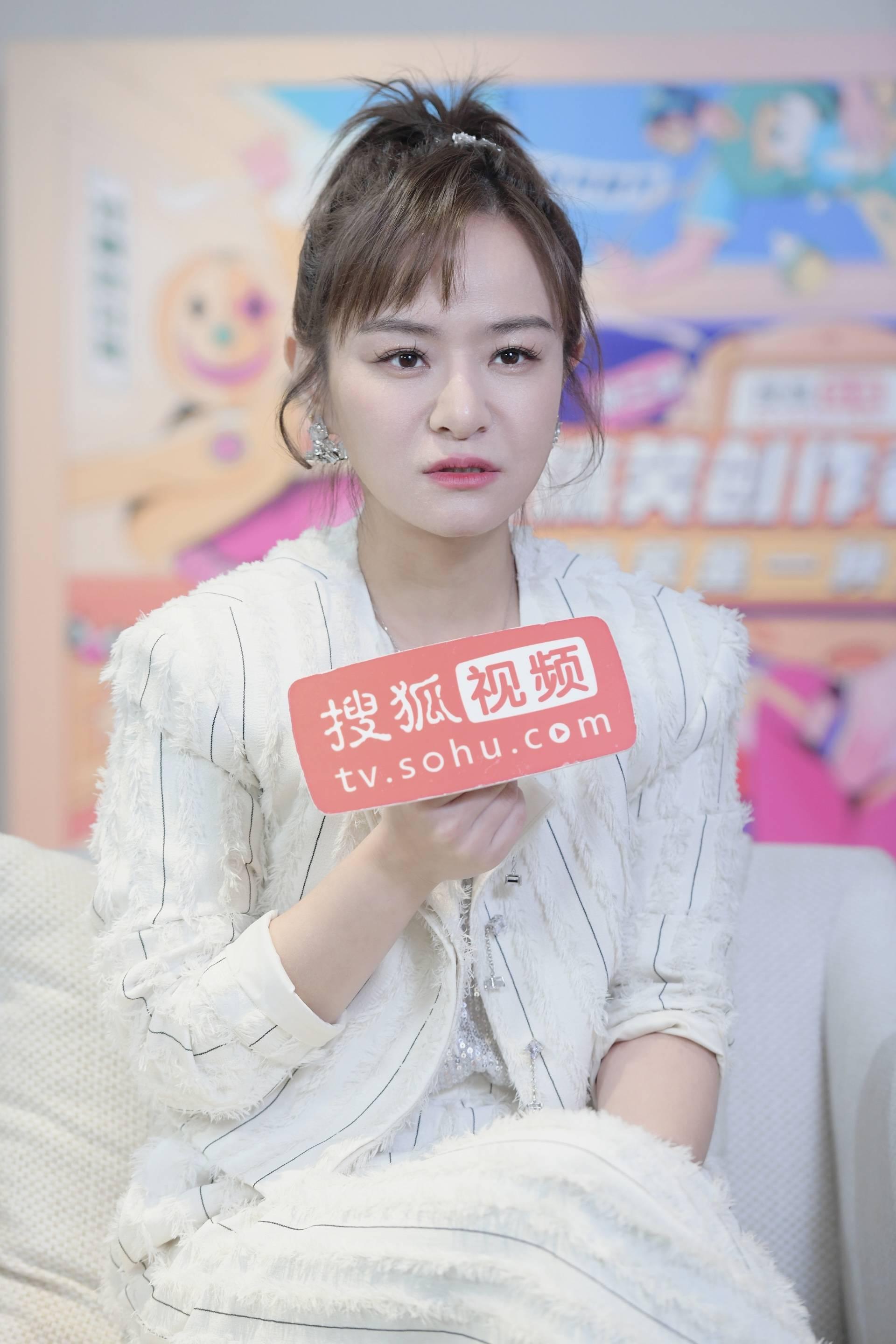 脱口秀新星小鹿,幽默天赋与独特舞台魅力的闪耀结合