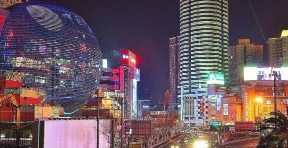 最新贸易战背后的独特魅力小店，小巷奇遇记