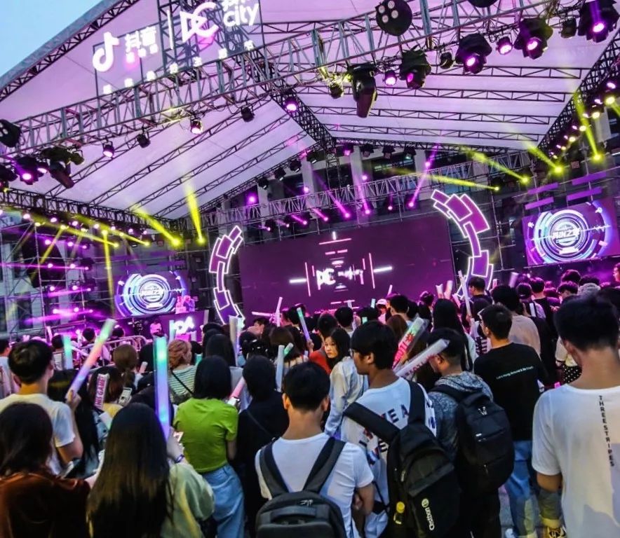 抖音城市狂欢派对，温馨的陪伴之旅