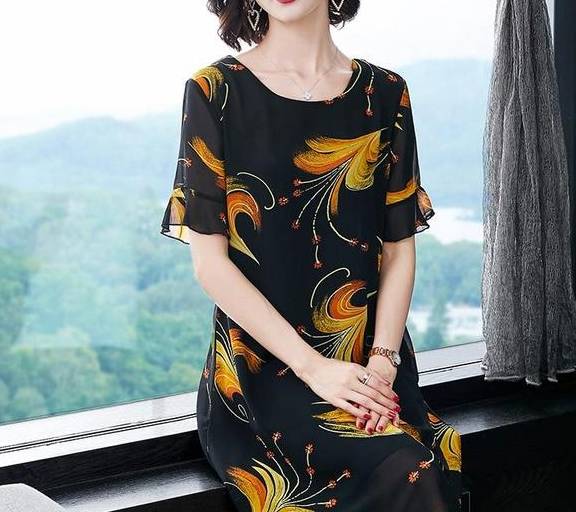 夏季新款女装时尚亮相，轻松成为焦点之选！